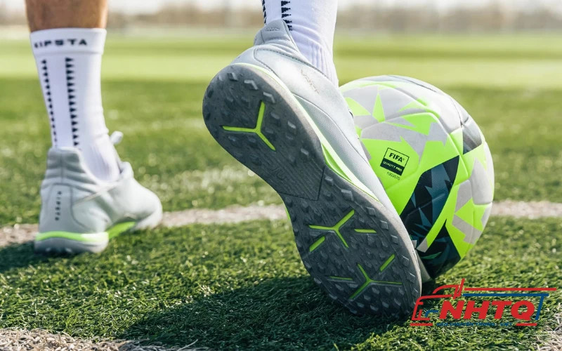 Giày đá bóng trung cấp với đế TF trên sân cỏ nhân tạo