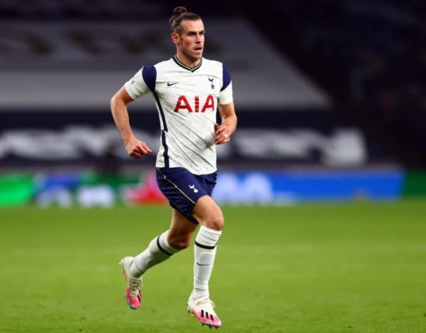 Giày đá bóng X19 với Gareth Bale trên sân