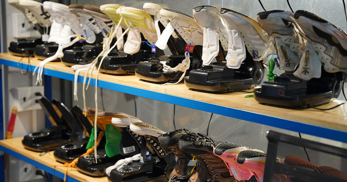 Giày được sấy khô an toàn sau khi sử dụng dịch vụ vệ sinh giày sneaker