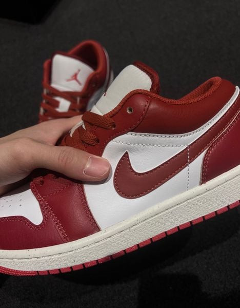 Giày Jordan màu đỏ đô Air Jordan 1 Low Dune Red FJ3459-160 góc nhìn từ trên