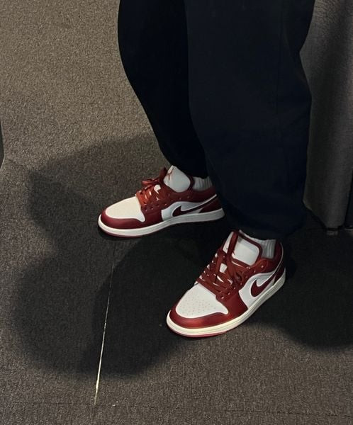 Giày Jordan màu đỏ đô Air Jordan 1 Low Dune Red FJ3459-160 mặt bên