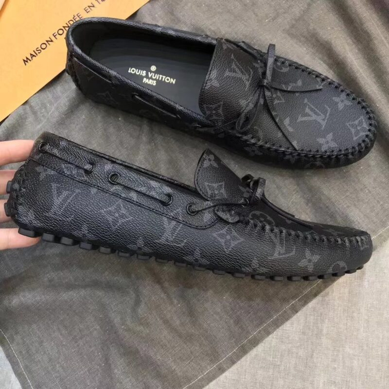 Giày Louis Vuitton Arizona Moccasin đen, thiết kế tinh tế của một đôi giày lười, gợi ý phong cách tương tự với giày lười có dây cho quý ông.