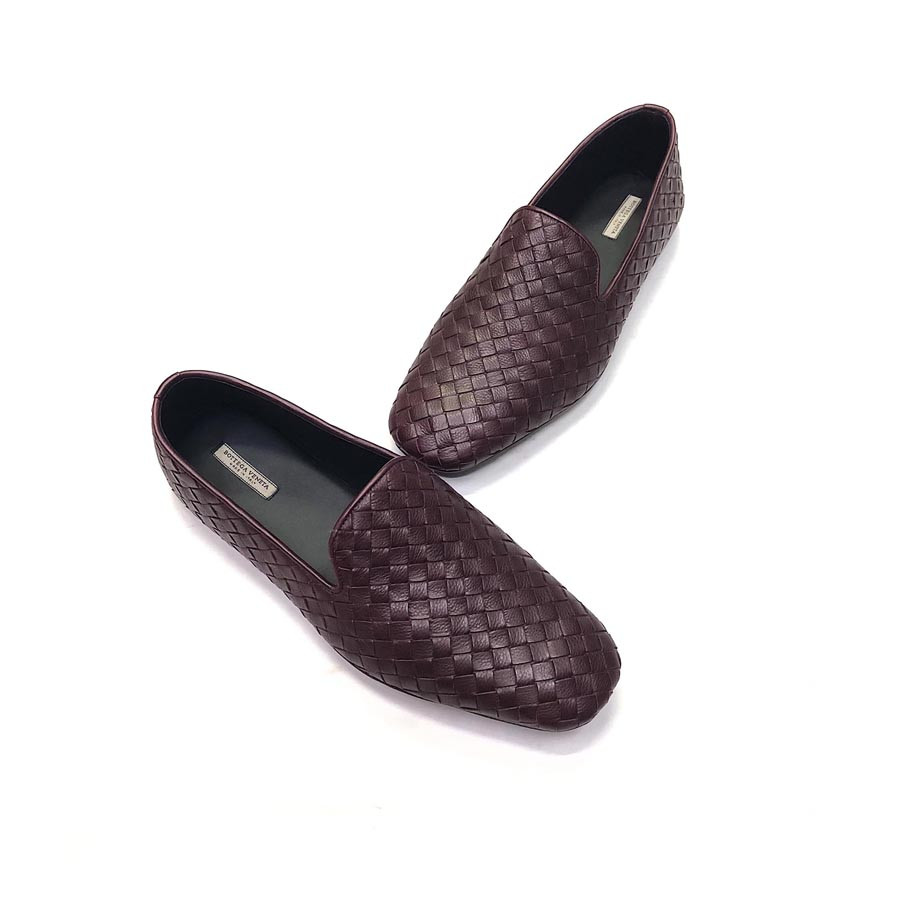 Giày lười Bottega Veneta Calfskin Loafer đen với họa tiết da đan Intrecciato, đại diện cho sự sang trọng mà giày lười có dây cũng có thể mang lại.