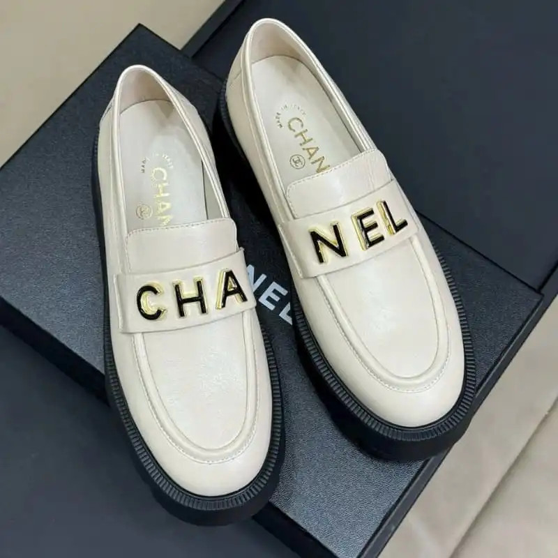 Giày lười Chanel nữ màu trắng tinh tế với logo kim loại