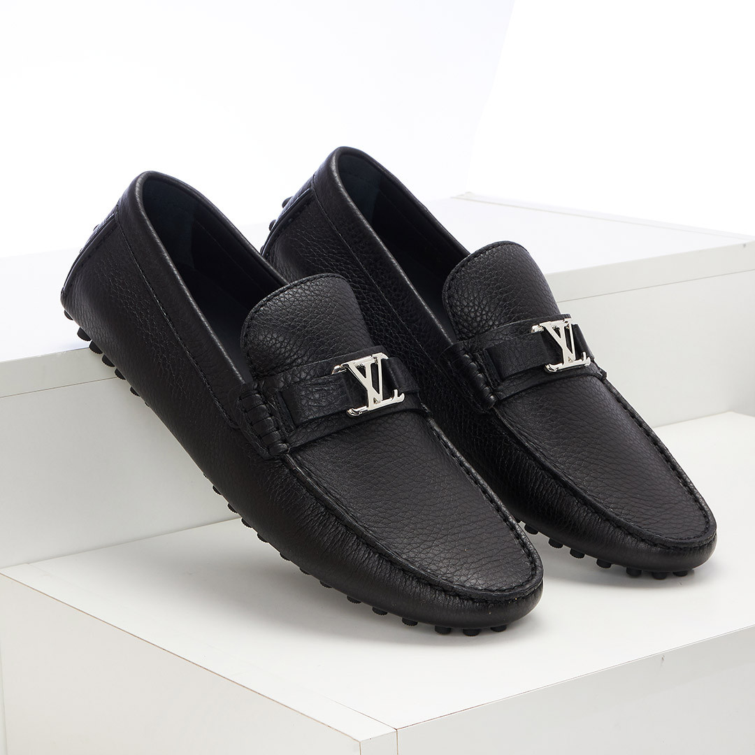 Giày lười Louis Vuitton chính hãng chất liệu da nhăn cao cấp và chi tiết khóa kim loại tinh tế