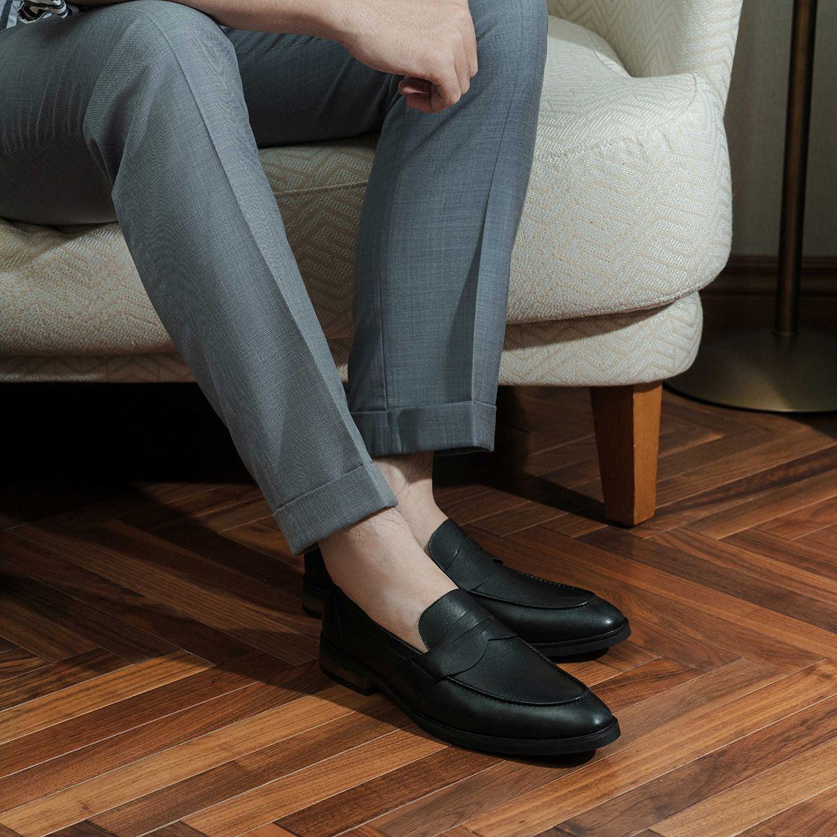 Giày lười màu đen cao cấp và tiện lợi