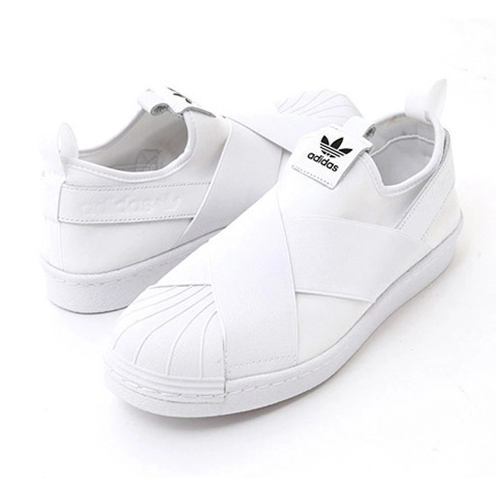 Giày lười nam màu trắng Adidas với ba sọc đặc trưng thể thao