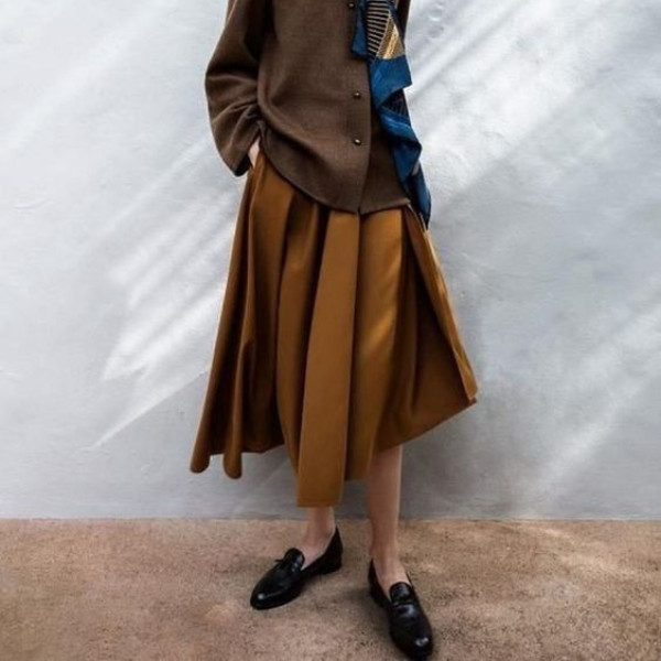 Giày lười phối chân váy xếp ly dài tạo nên outfit trang nhã