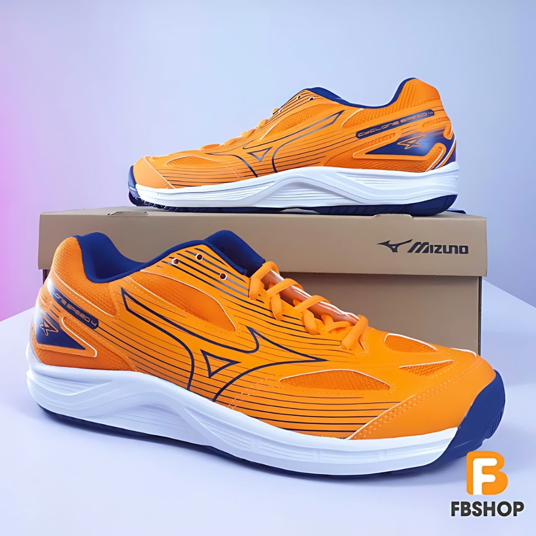 Giày Mizuno cầu lông trên sân tập