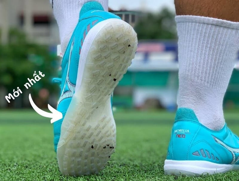 Giày Mizuno Morelia Neo III Pro với đế Nike được ráp chuyên nghiệp, bền bỉ tại các cơ sở ráp đế giày đá bóng tphcm.