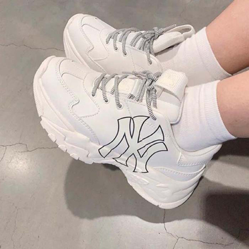 Giày MLB Big Ball Chunky P màu trắng với logo MLB lớn màu đen, phong cách thể thao cá tính