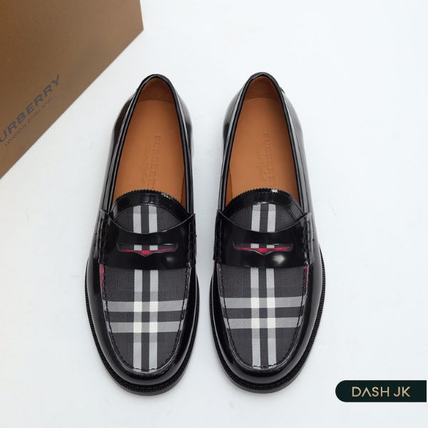 Giày nam Burberry với họa tiết sọc đặc trưng