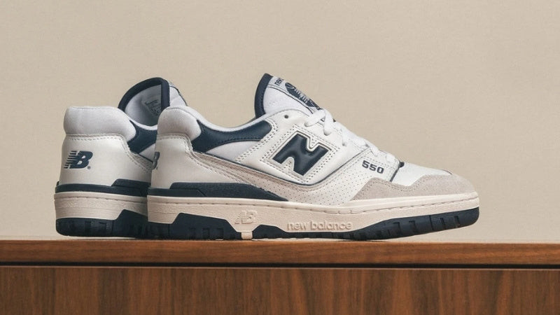 Giày New Balance 550 màu trắng và xanh navy, mang vẻ đẹp cổ điển và nữ tính