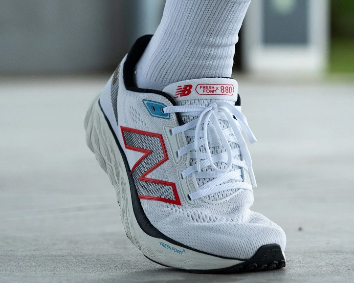Giày New Balance 880 v14 màu xanh trên nền đường nhựa
