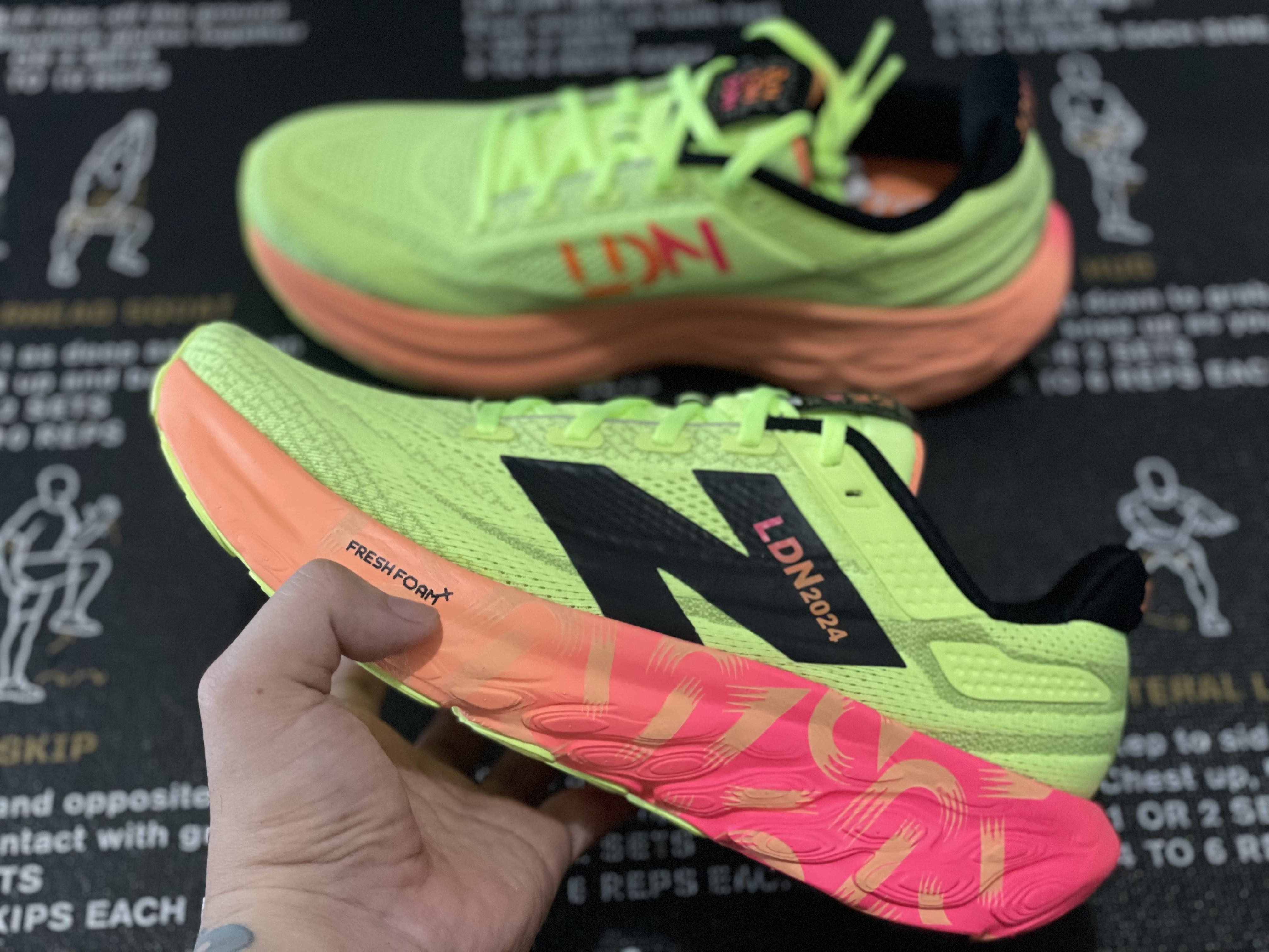 Giày New Balance Fresh Foam X 1080 v13 London Edition, mẫu giày chạy bộ tốt nhất cho trải nghiệm êm ái.