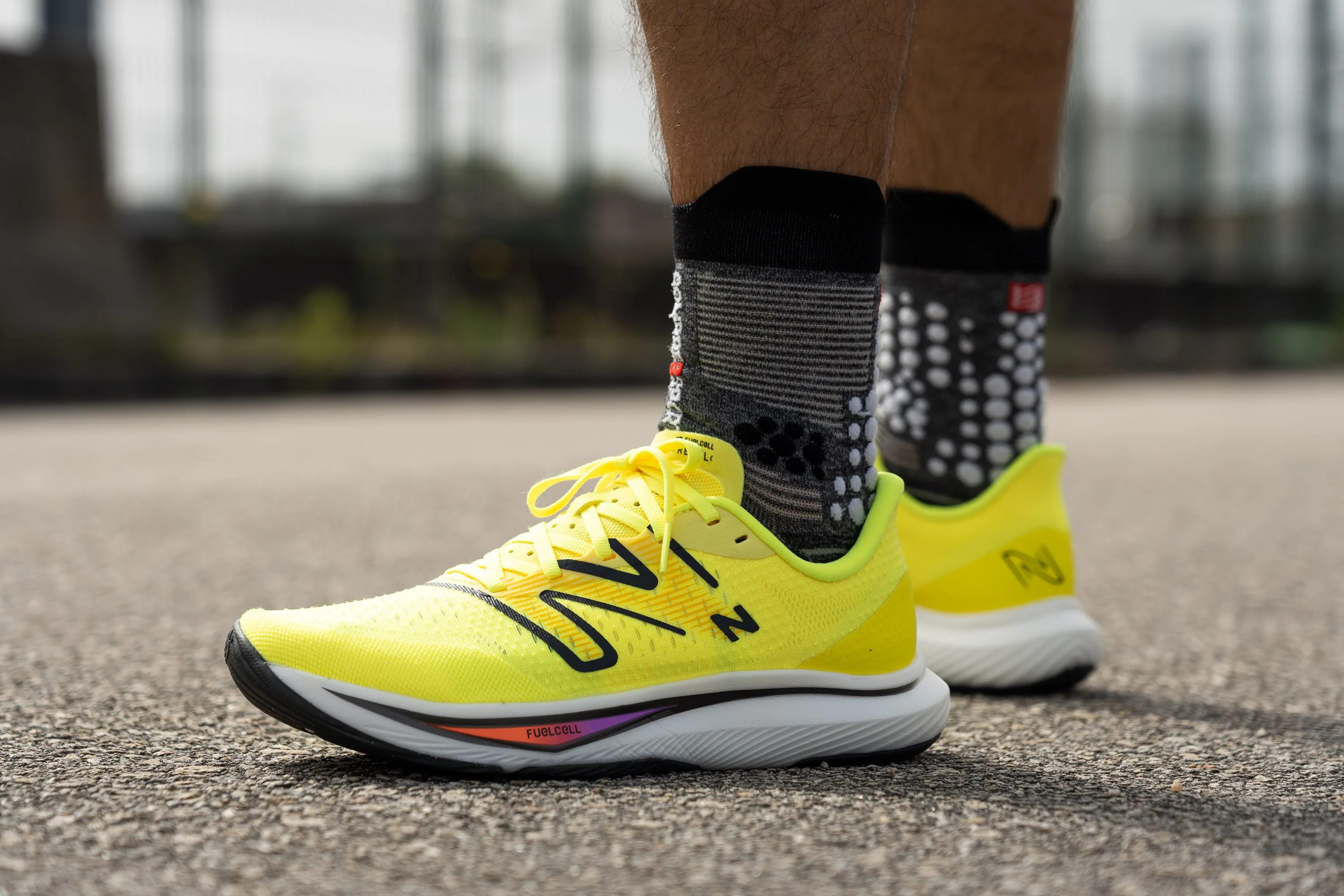 Giày New Balance FuelCell Rebel v3 màu trắng, nhẹ nhàng và phản hồi tốt cho tốc độ.