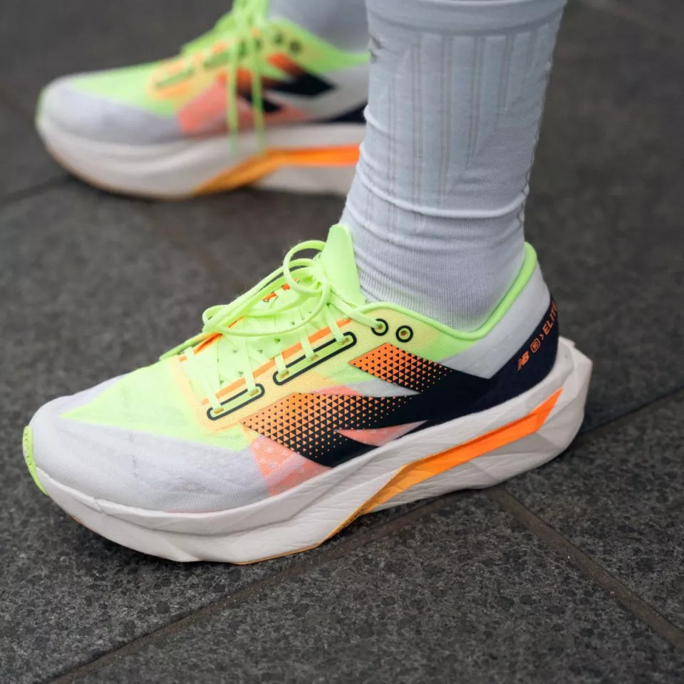 Giày New Balance FuelCell SuperComp Elite V4 màu cam, thiết kế cho hiệu suất chạy bộ đỉnh cao.