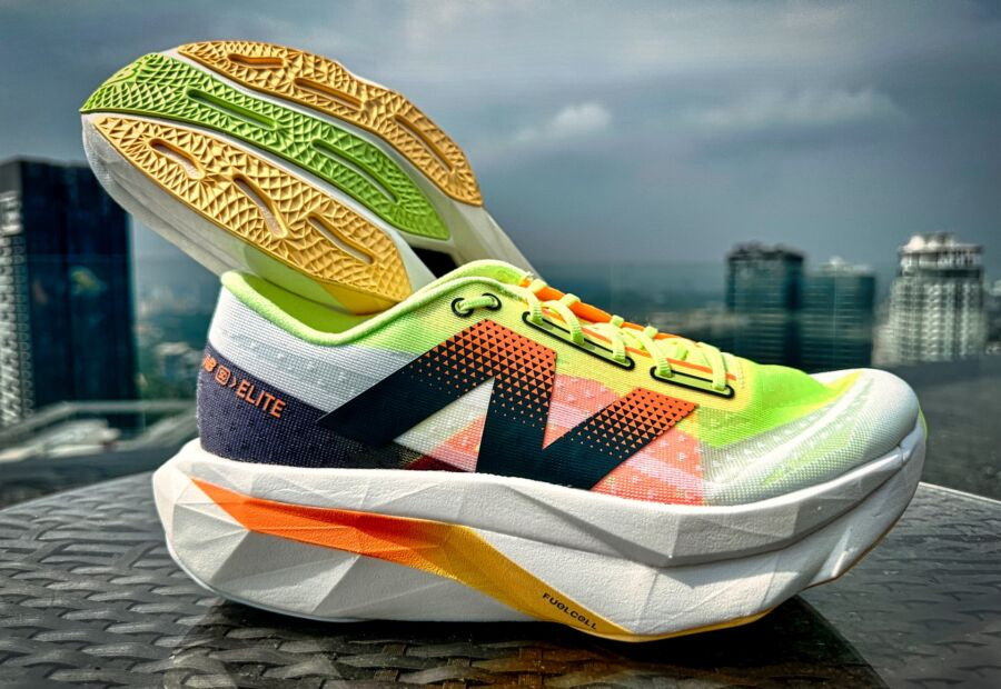 Giày New Balance FuelCell SuperComp Elite v4 màu trắng chụp cận cảnh từ góc nghiêng