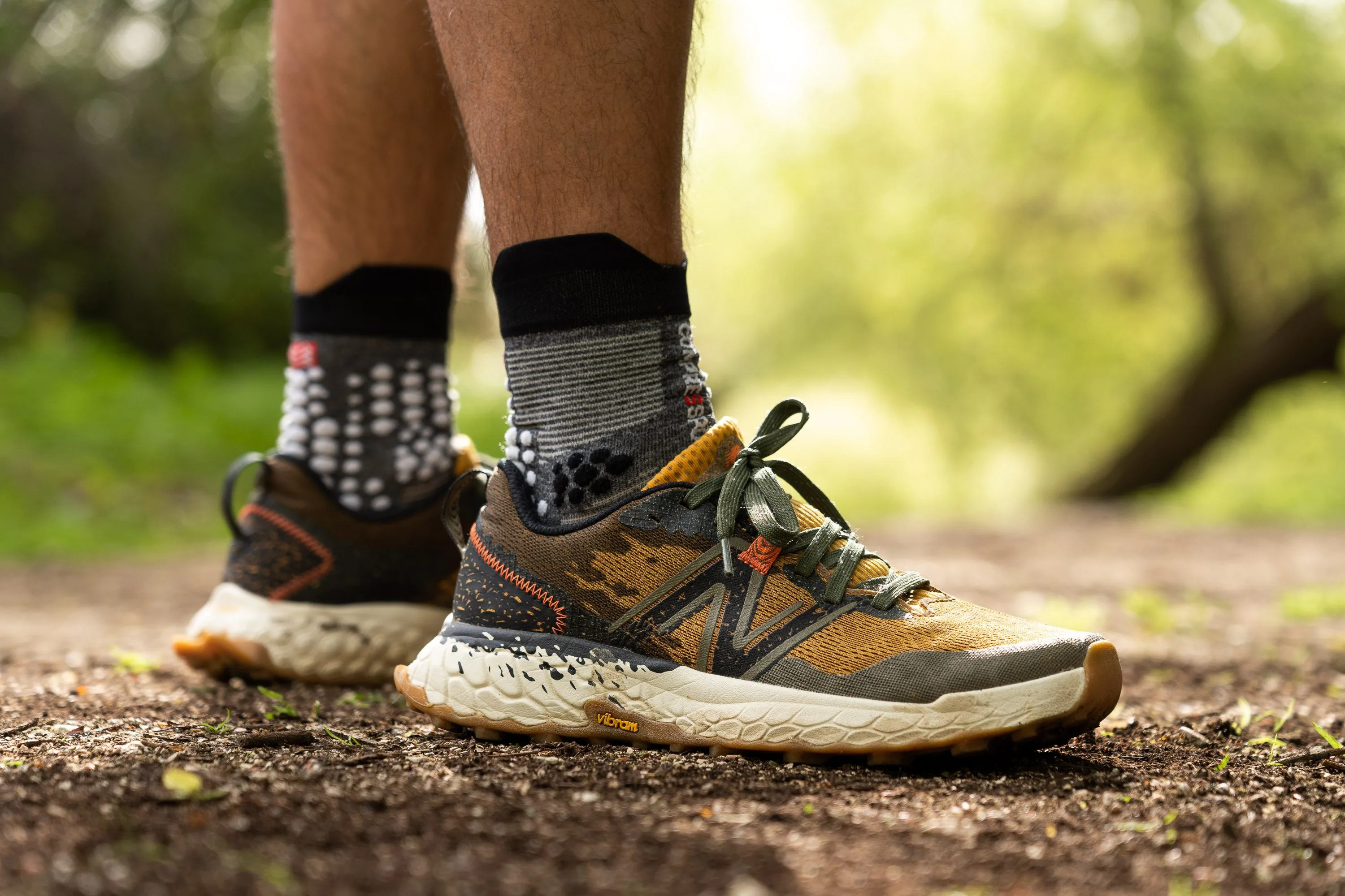 Giày New Balance Hierro v7 màu xám, lựa chọn lý tưởng cho chạy bộ địa hình và đường mòn.