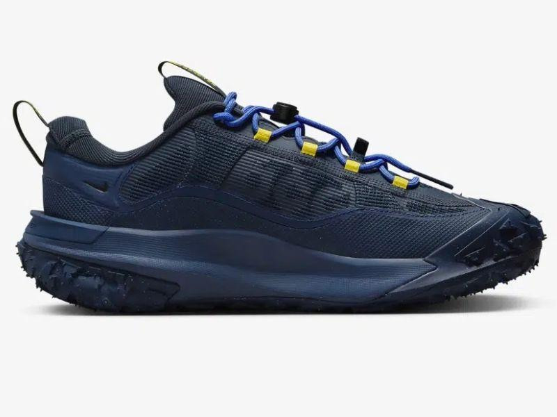 Giày Nike ACG màu vàng nâu có đế gai, phù hợp cho địa hình gồ ghề
