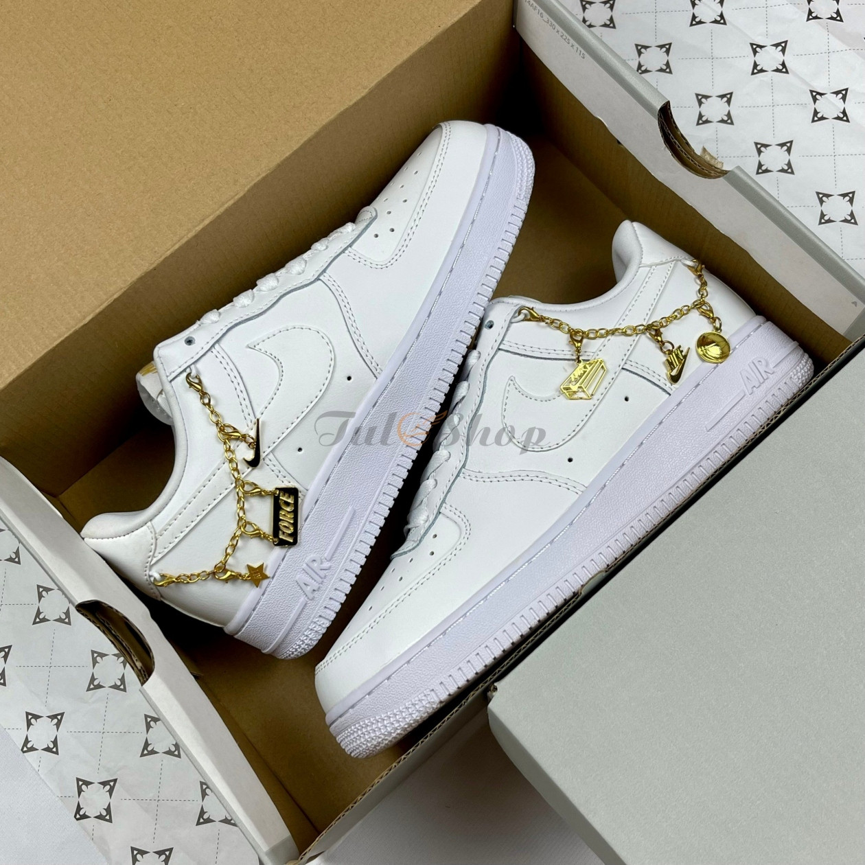 Giày Nike Air Force 1 Low 07 LX Lucky Charm White kèm phụ kiện nổi bật, tạo điểm nhấn cho phong cách giày thể thao 2024.