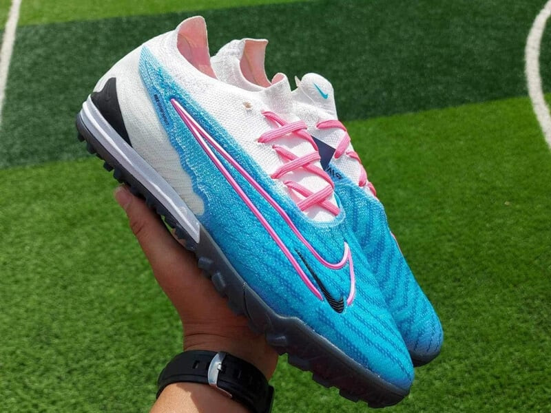 Giày Nike Phantom GX Elite sau khi được thay đế đá bóng dạng TF