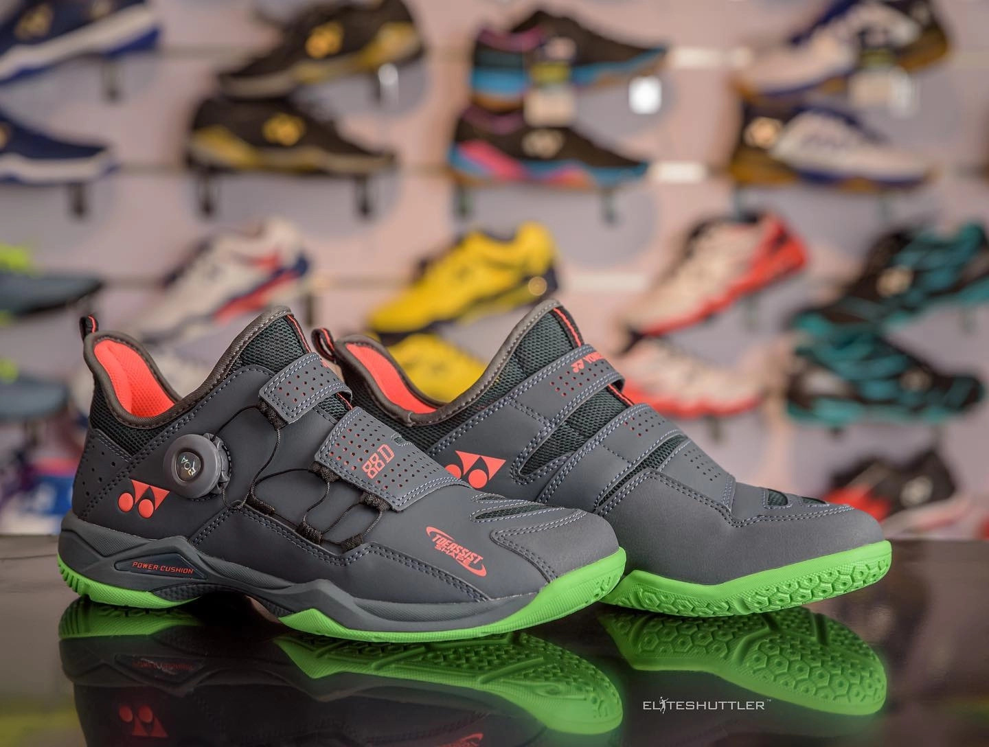 Giày nút vặn Yonex Power Cushion 88 Dial, nổi bật với công nghệ Power Cushion mang đến sự êm ái vượt trội