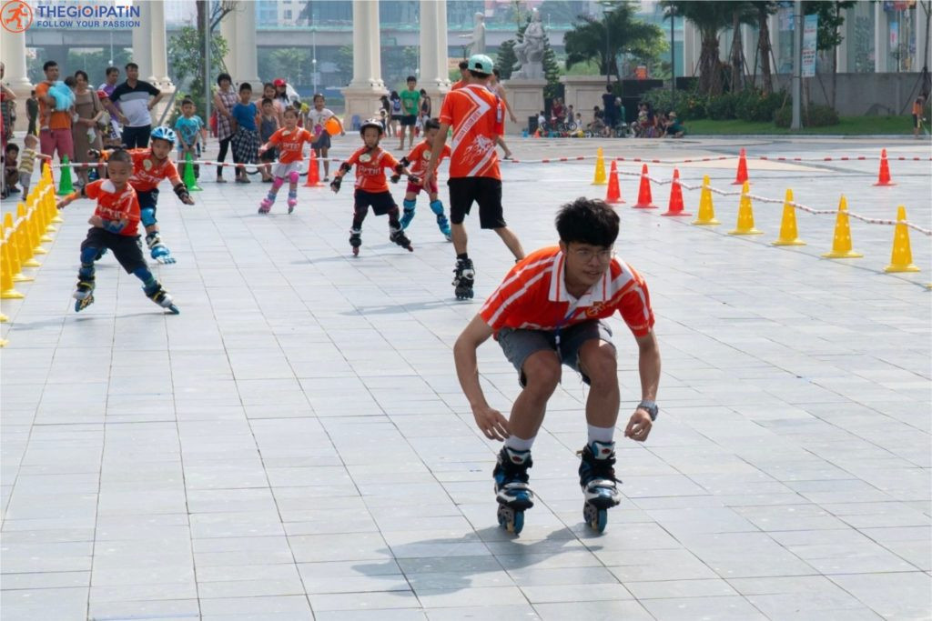 Giày patin 4 bánh gấp xếp với bánh xe linh hoạt và thiết kế hiện đại