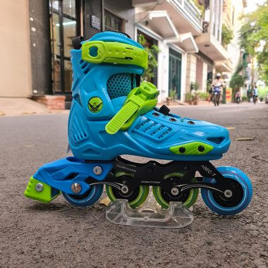 Giày patin trẻ em màu xanh với bánh xe phát sáng