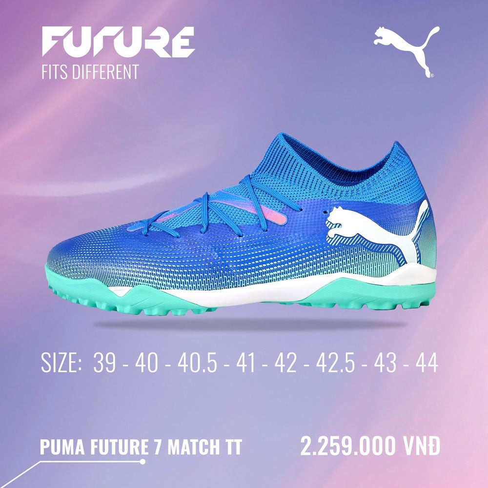 Giày Puma Future 7 Match TT màu xanh dương trên sân cỏ