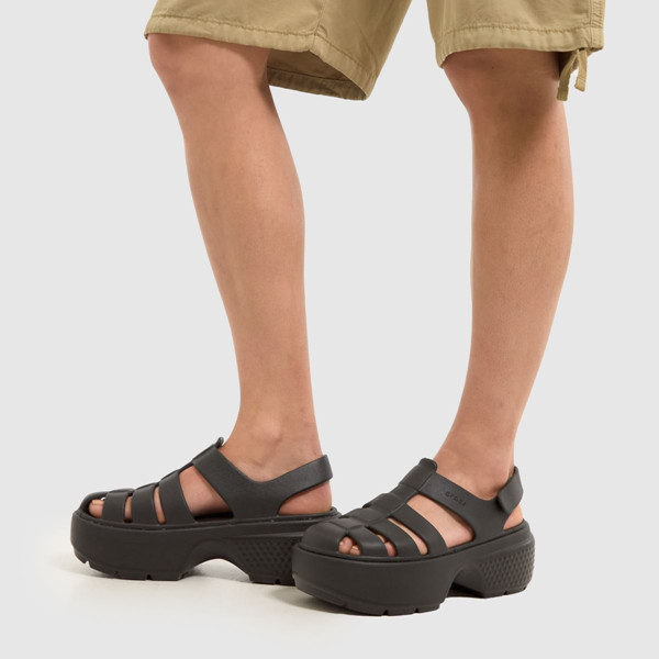 Giày sandal đế cao màu be kết hợp quần short nữ denim cá tính