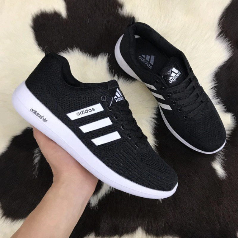 Giày sneaker đen nữ Adidas với thiết kế thể thao, đế êm ái, phù hợp cho các hoạt động hàng ngày và tập luyện