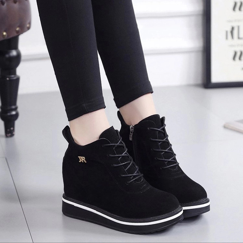 Giày sneaker đen nữ đế độn, kiểu dáng năng động, phù hợp để tăng chiều cao và tạo điểm nhấn cho trang phục