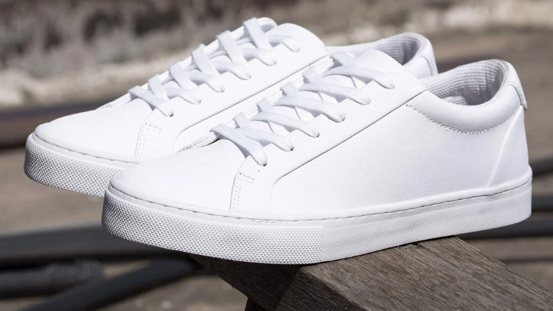 Giày sneaker được bảo quản cẩn thận trong hộp và với shoe tree để giữ form, hạn chế tróc da