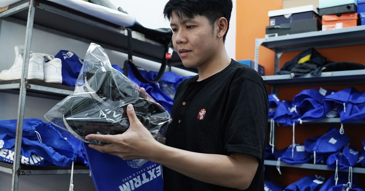 Giày sneaker được đóng gói cẩn thận sau khi hoàn tất dịch vụ vệ sinh