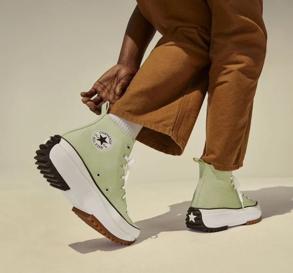 Giày sneaker High-top cổ điển màu trắng với đường viền đen, minh họa sự đa dạng về kiểu dáng và sự phổ biến của giày sneaker là gì trong văn hóa đường phố