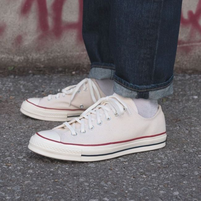 Giày sneaker Low-top màu trắng phối cùng trang phục thường ngày, thể hiện sự linh hoạt của giày sneaker là gì trong phong cách