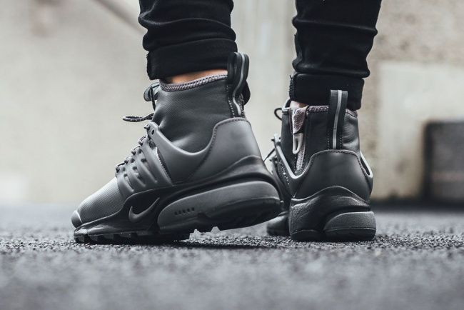Giày sneaker Mid-top với tông màu trung tính, thể hiện sự kết hợp giữa kiểu dáng thời trang và hỗ trợ mắt cá chân đặc trưng của giày sneaker là gì