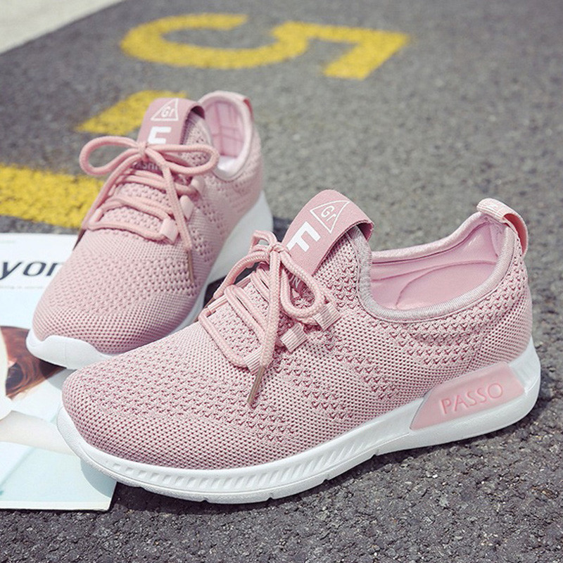 Giày sneaker PASSO màu trắng kem với chi tiết viền đỏ, phong cách tối giản thanh lịch