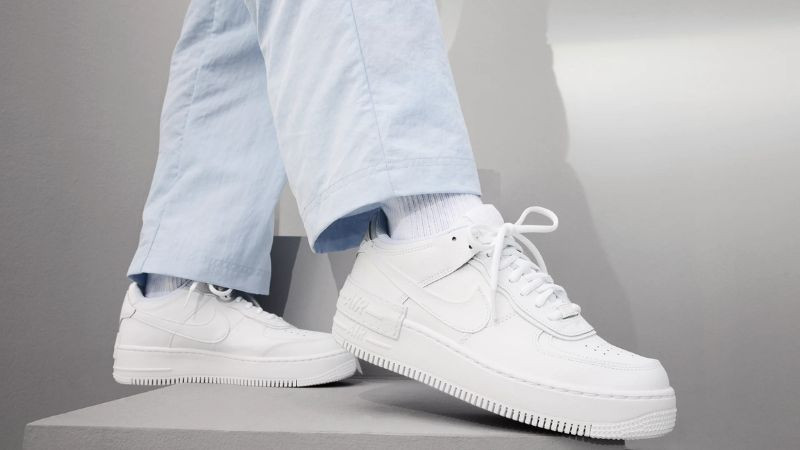 Giày sneaker platform màu trắng với đế cao, lý tưởng cho dáng chân bè