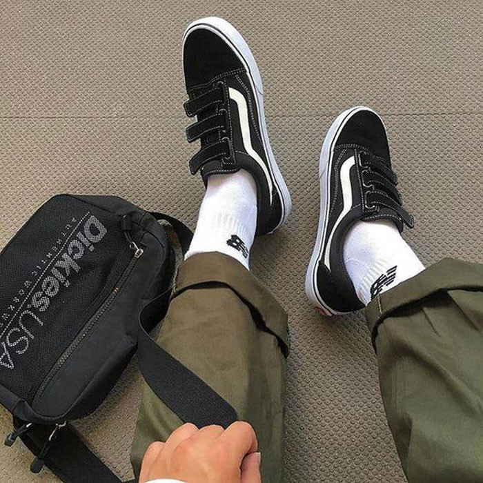 giày sneaker quai dán nam đen trắng trên chân nam giới