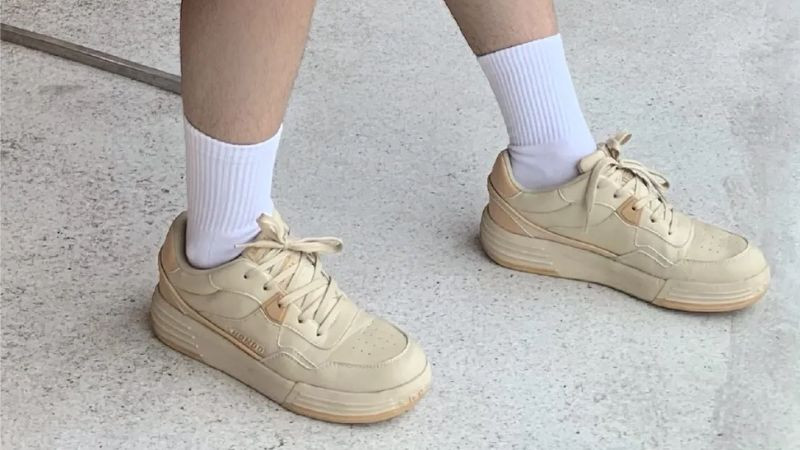 Giày sneaker tối giản với thiết kế gọn gàng, phù hợp cho người có dáng chân bè