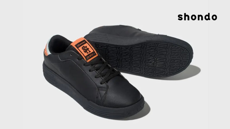 Giày sneaker trắng tối giản kết hợp với quần âu, mang đến phong cách trẻ trung và hiện đại, một lựa chọn ngoài quần âu giày tây.