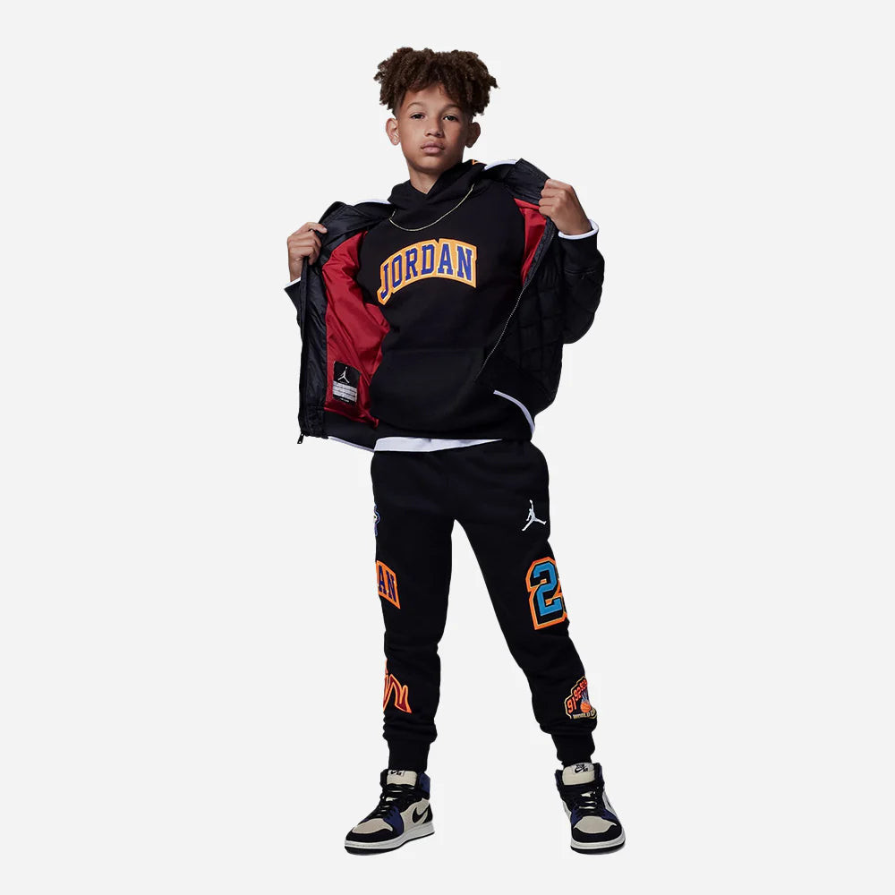 Giày sneaker trẻ em phối cùng áo hoodie và quần jogger, tạo phong cách khỏe khoắn.