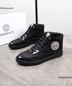 Giày sneaker Versace nữ cổ cao màu đen, thể hiện sự mạnh mẽ và cá tính trong từng đường nét thiết kế.