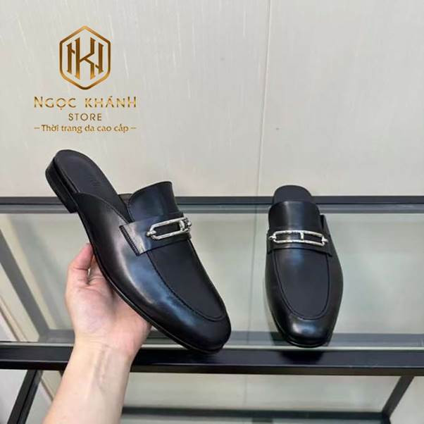 Giày sục Hermes nam da trơn màu đen với khóa ngang trắng nổi bật