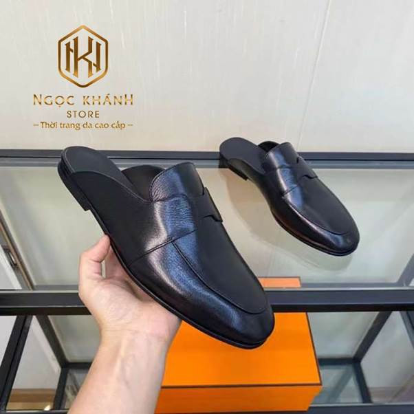 Giày sục Hermes nam màu đen da sần với họa tiết tag ẩn tinh tế