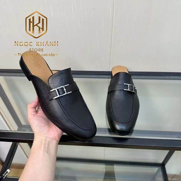 Giày sục nam Hermes da Taiga màu đen với khóa cài lệch độc đáo