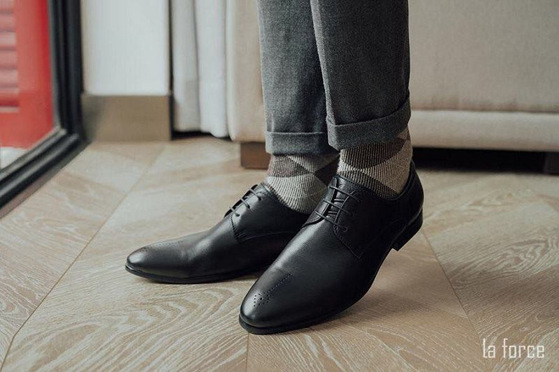 Giày tây nam brogue màu nâu với họa tiết đục lỗ độc đáo, phù hợp cho người trẻ.