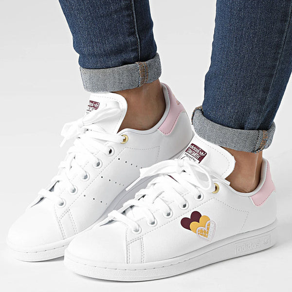 Giày thể thao Adidas nữ Stan Smith màu hồng pastel nhẹ nhàng, thiết kế trái tim nổi bật, là sự lựa chọn hoàn hảo cho phong cách nữ tính và trẻ trung.